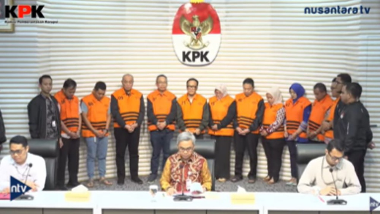 Wamenaker Immanuel Ebenezer bersama sembilan tersangka lainnya dihadirkan saat jumpa pers di KPK