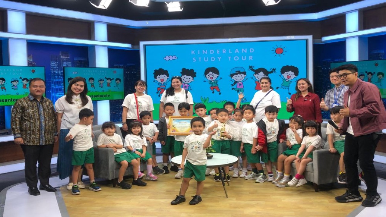 Sejumlah siswa Kinderland Preschool Pulomas Jakarta melakukan kunjungan edukatif ke Nusantara TV (NTV), di NT Tower, Pulomas Selatan, Kayu Putih, Pulo Gadung, Jakarta Timur, pada Selasa, 19 Agustus 2025.