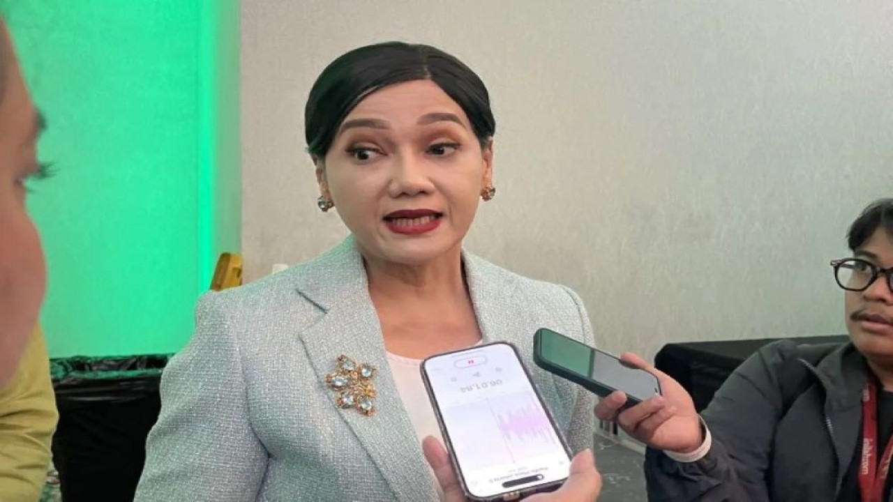 Kepala Eksekutif Pengawasan Perilaku Pasar, Edukasi Keuangan, dan Perlindungan Konsumen OJK Friderica Widyasari Dewi memberi keterangan ketika ditemui di Jakarta, Selasa (12/8/2025). (ANTARA/Putu Indah Savitri)