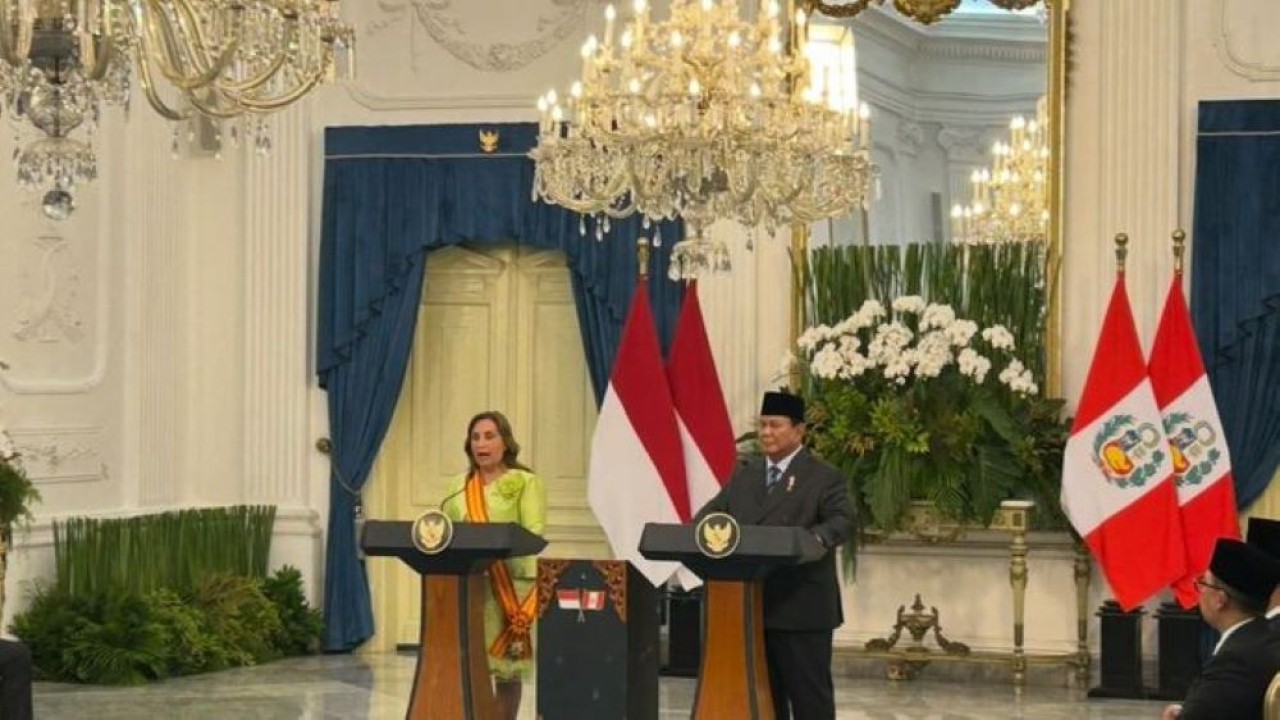 Presiden Peru Dina Boluarte bersama Presiden Prabowo Subianto