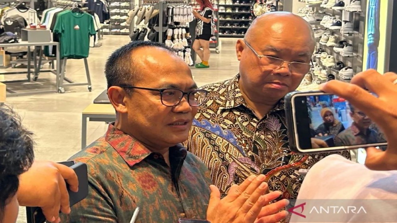 Sekretaris Menteri Koordinator Bidang Perekonomian Susiwijono Moergiarso ditemui usai menghadiri Indonesia Shopping Festival 2025 di Plaza Nusantara, Jakarta, Kamis (14/8/2025). (ANTARA/Maria Cicilia Galuh)