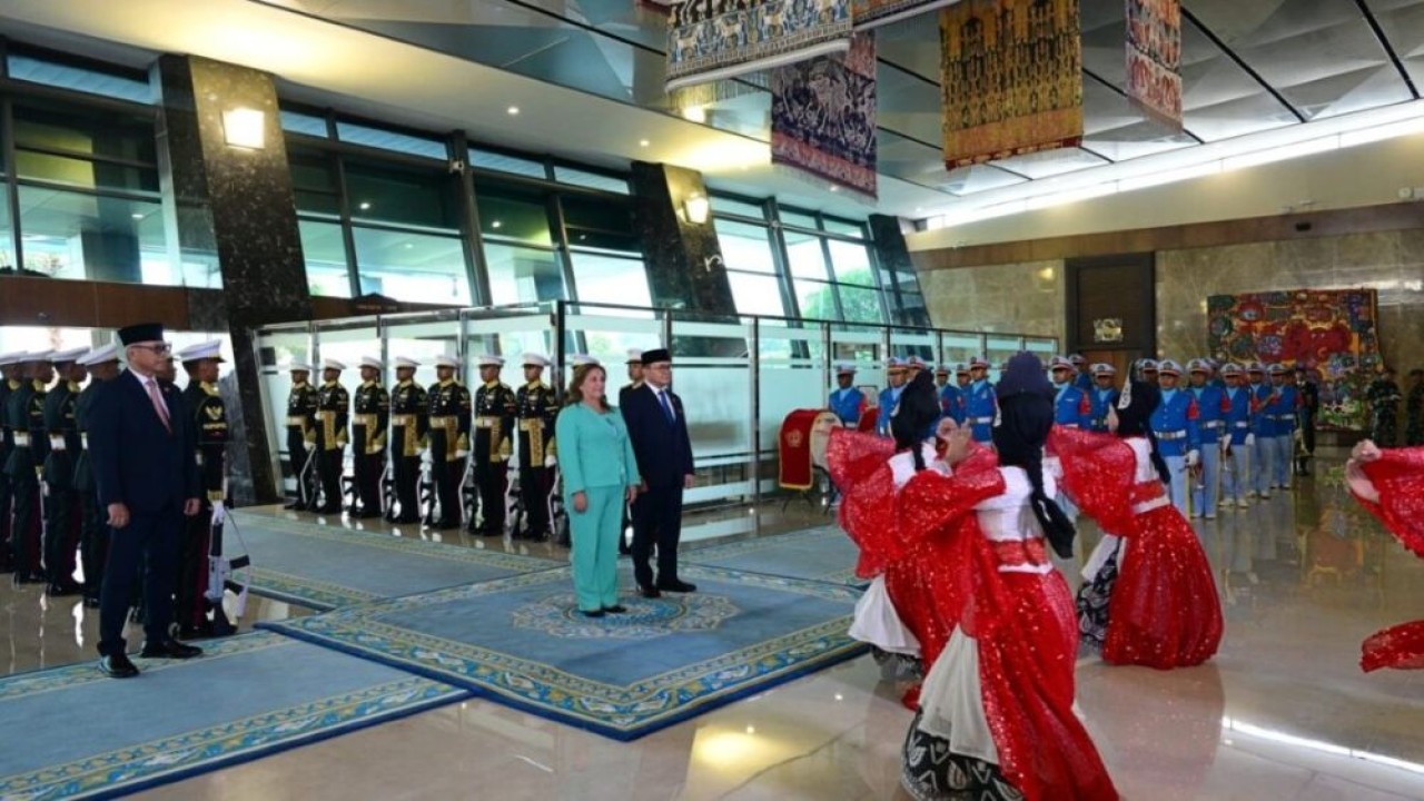 Presiden Republik Peru, Dina Ercilia Boluarte Zegarra, tiba di Indonesia pada Minggu sore, 10 Agustus 2025, untuk memulai rangkaian kunjungan kenegaraan. (Foto: BPMI Setpres/Muchlis Jr)