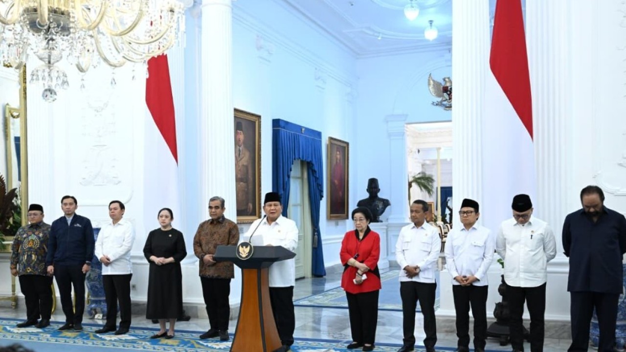 Presiden Prabowo Subianto memberikan keterangannya bersama pimpinan lembaga negara dan ketua umum partai politik di Istana Merdeka, Jakarta, pada Minggu, 31 Agustus 2025. (Foto: BPMI Setpres/Kris)