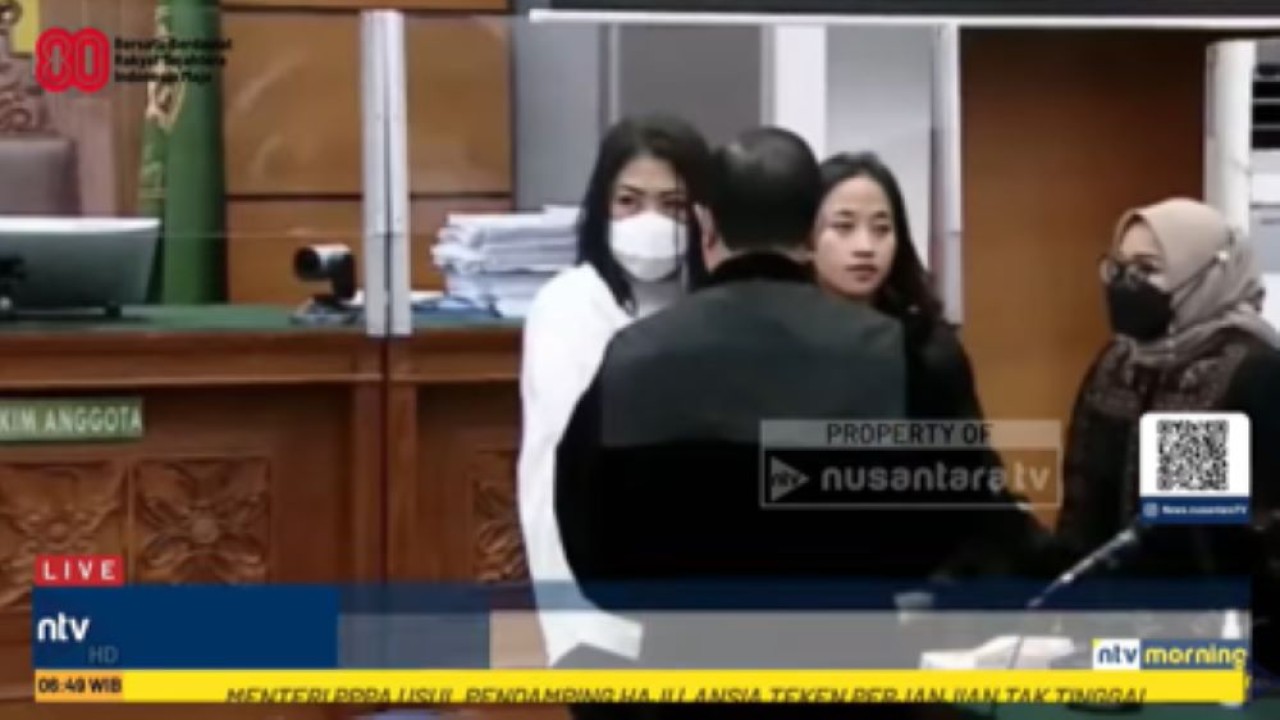 Putri Candrawathi istri mantan Kadiv Propam Ferdy Sambo (memakai baju putih)