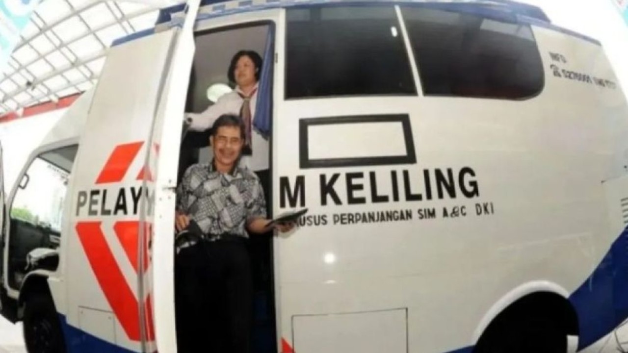 Seorang warga mengurus perpanjangan SIM di SIM Keliling, LTC Glodok, Jakarta. (FOTO ANTARA/Andika Wahyu)