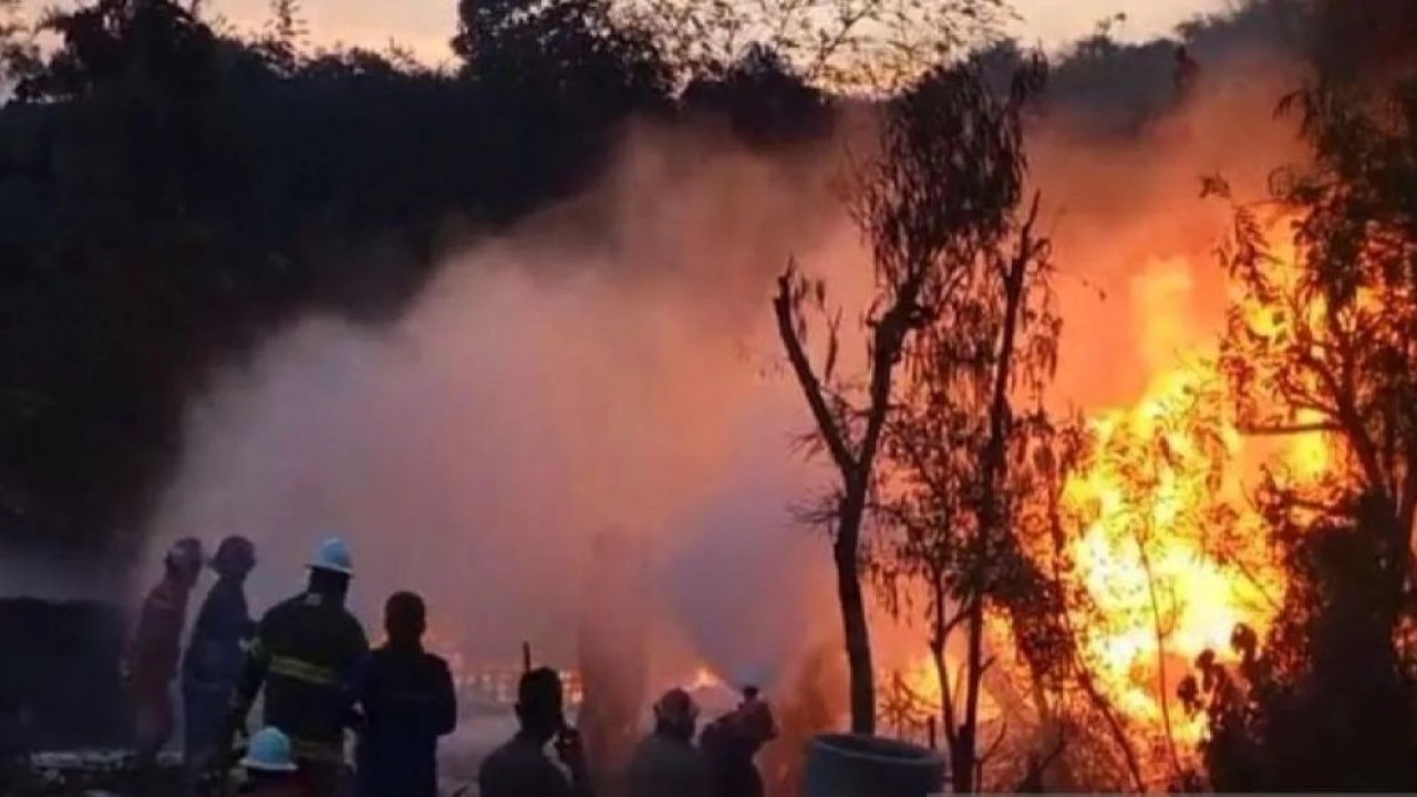 Sumur minyak di Desa Gandu, Bogorejo, Blora, Jawa Tengah, terbakar pada Minggu (17/8/2025). (Foto: ANTARA/Gunawan/am)
