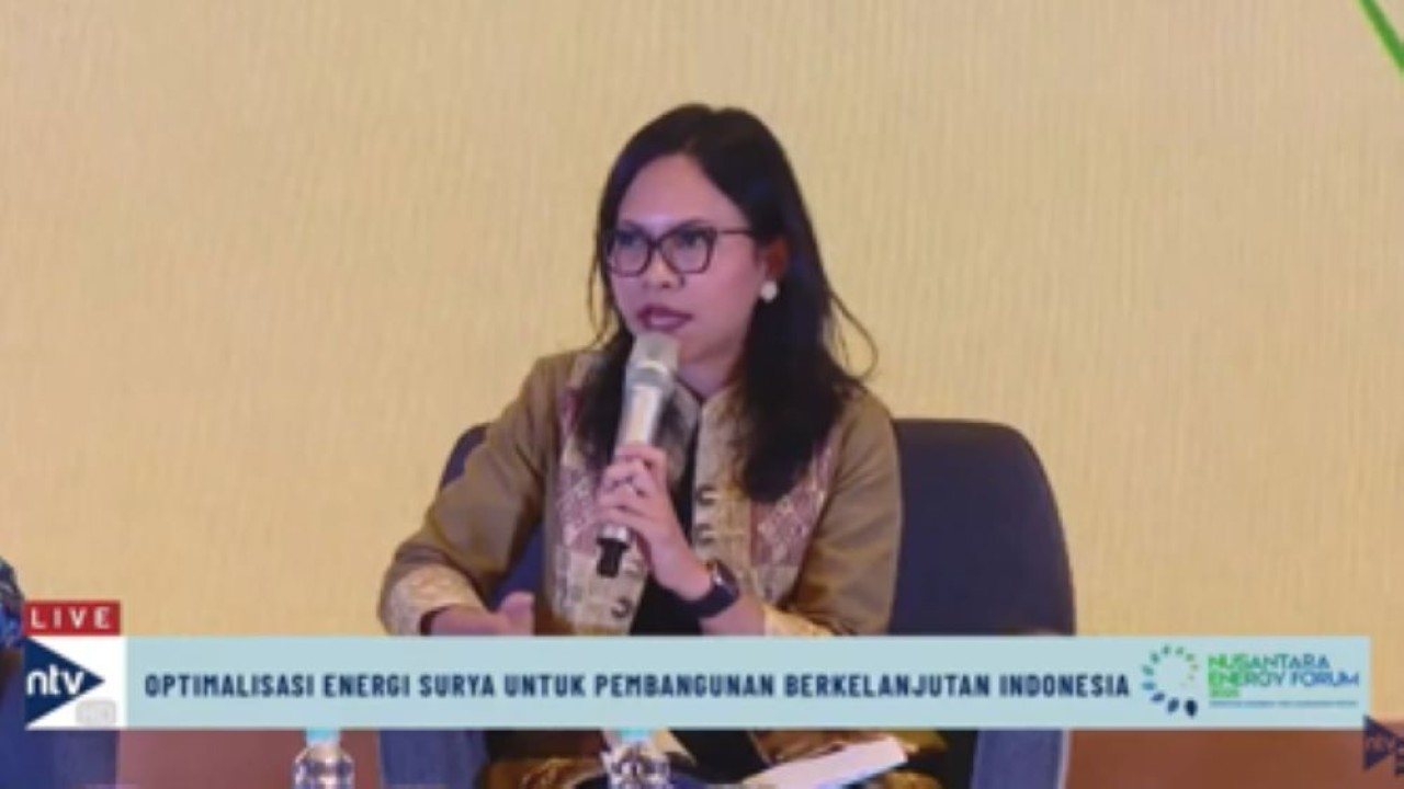 Wakil Ketua Umum Asosiasi Energi Surya Indonesia (AESI) Anggita Pradipta dalam diskusi sesi 1 Nusantara Energy Forum 2025 yang diselenggarakan Nusantara TV