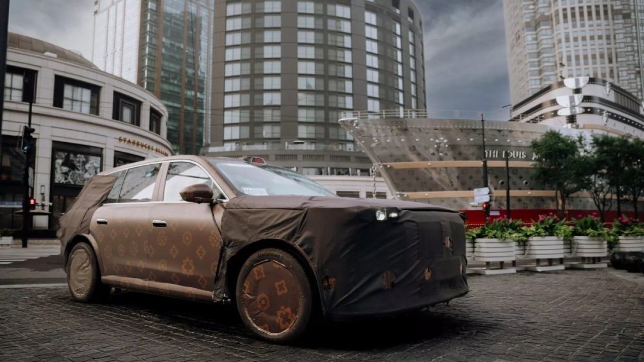 SUV mewah dari Voyah diparkir di depan gedung pameran LV "The Louis" di pusat kota Shanghai, China. (Foto: Istimewa via Carscoops)