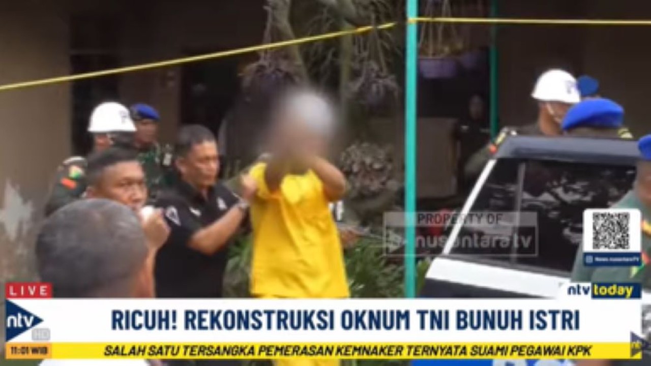 Serma TDA tersangka pembunuhan terhadap istrinya terlihat mengacungkan jari tengah ke keluarga korban usai lakukan rekonstruksi