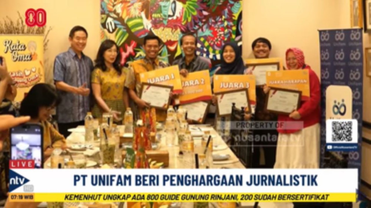 Executive Director Unifam Ongkie Tedjasurja (kiri) dan Pendiri Kata Oma Telur Gabus Furiyanti (kedua kiri) berfoto bersama para pemenang penghargaan jurnalistik yang diselenggarakan PT Unifam