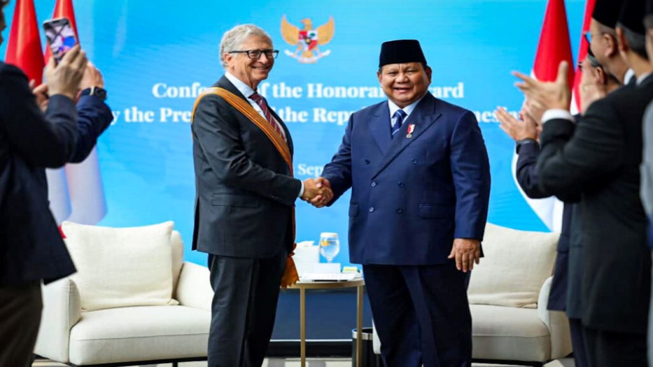 Presiden Republik Indonesia, Prabowo Subianto, menganugerahkan penghargaan Order of Distinguished Stars – Bintang Jasa Utama kepada tokoh filantropi dunia sekaligus pendiri Gates Foundation, Bill Gates, di Landmark Room, Lantai 29, Hotel Millennium Hilton New York One UN Plaza, pada Selasa, 23 September 2025. (Foto: BPMI Setpres)