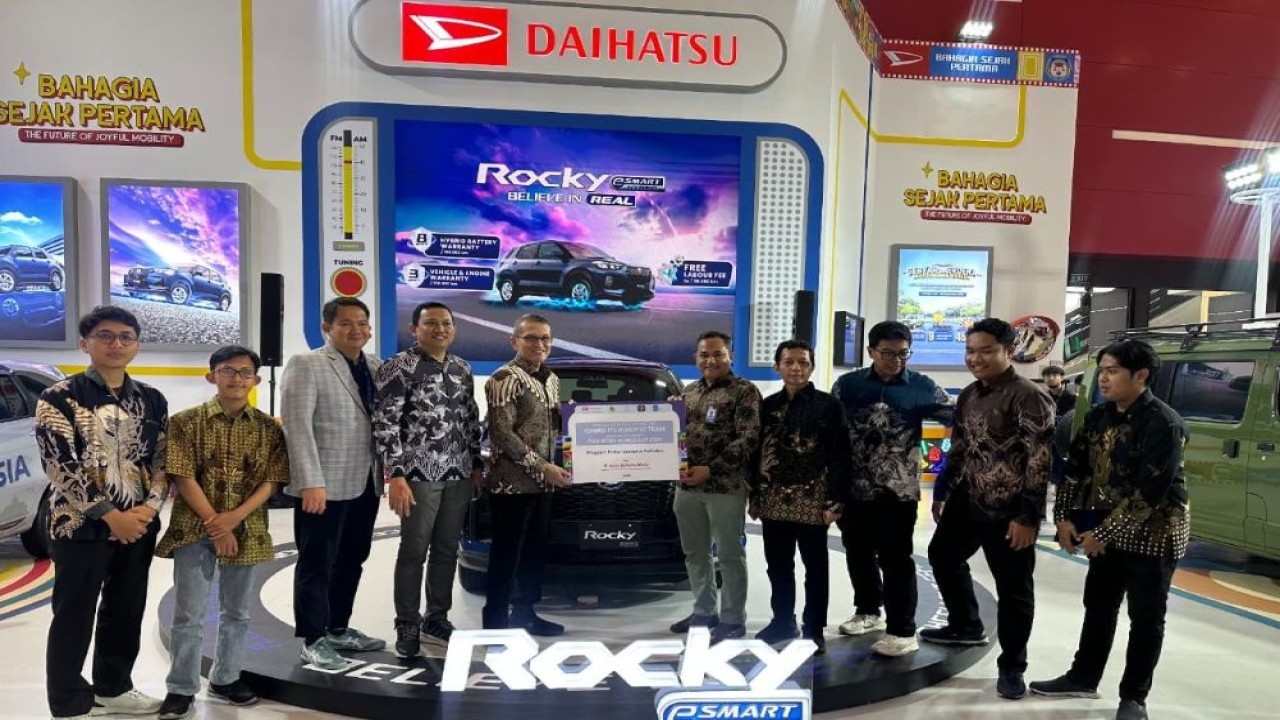 Daihatsu secara simbolis menyerahkan penghargaan kepada tim ITS pada pameran GIIAS 2025 di Surabaya, 27 Agustus lalu. (Foto: Istimewa)