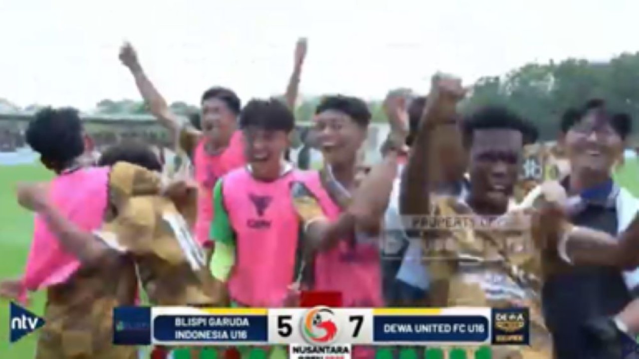 Para pemain Dewa United melakukan selebrasi merayakan keberhasilan lolos ke final setelah menang adu penalti atas Blispi Garuda Indonesia pada semi final Nusantara Open 2025