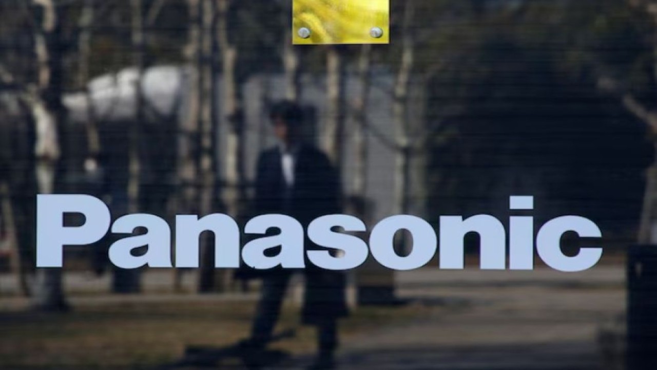 Logo Panasonic Corp di Panasonic Center di Tokyo, Jepang, 2 Februari 2017. (Foto: Dok/Kim Kyung-Hoon/Reuters)