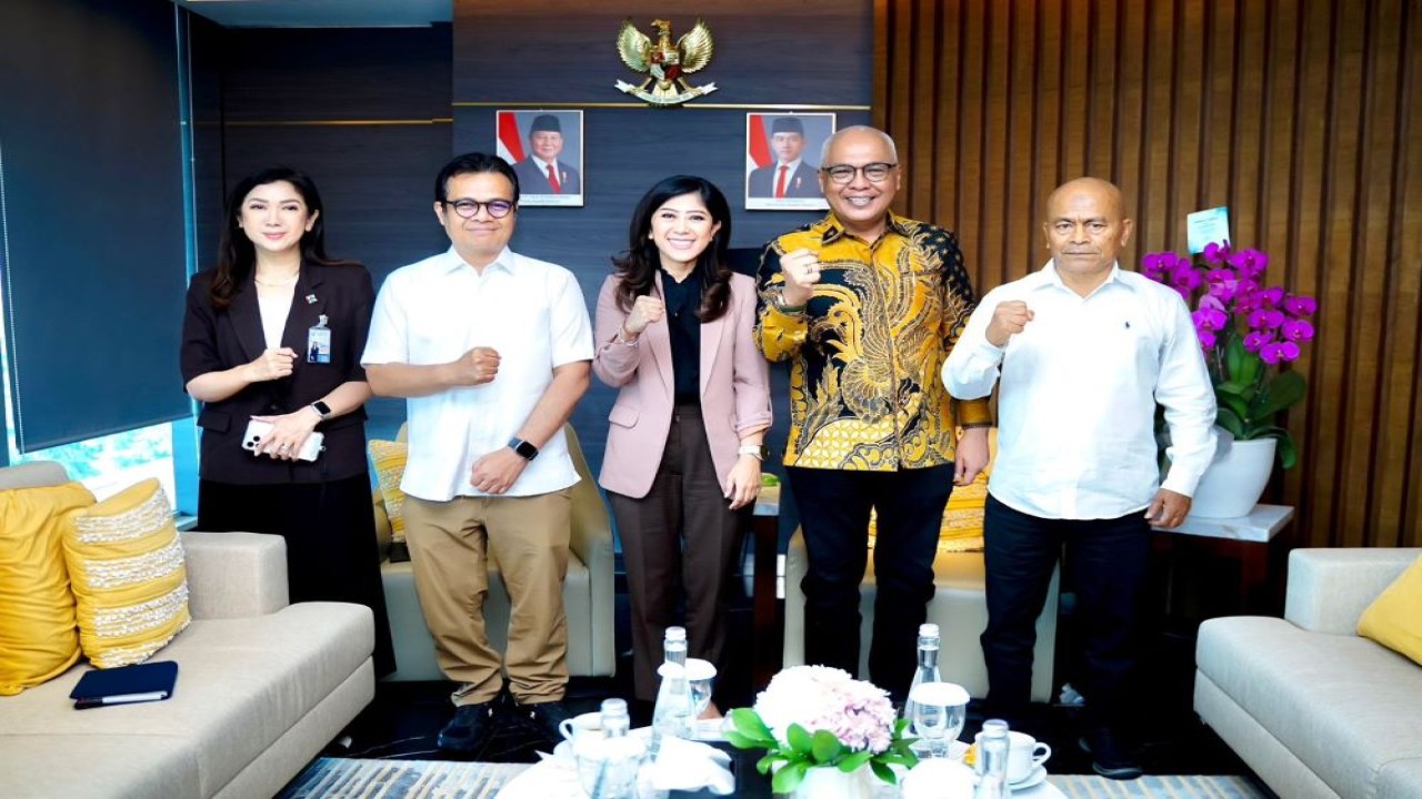 Menkomdigi Meutya Hafid didampingi Wamen Komdigi Nezar Patria dan Dirjen Komunikasi Publik dan Media, Fifi Alyda Yaya bersama Ketua Umum PWI terpilih Akhmad Munir dan Ketua DK terpilih Atal S. Depari/Foto: Istimewa