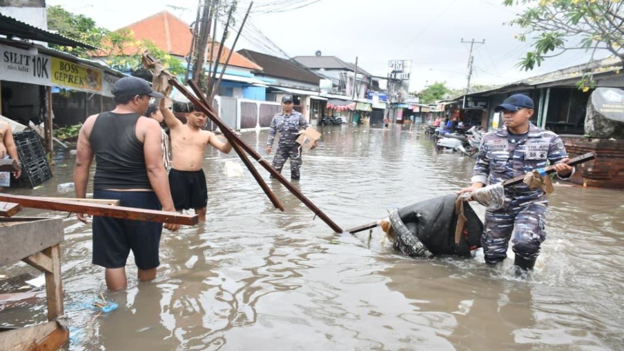TNI AL bersama Masyarakat atasi Banjir Bandang di Denpasar Bali/Foto: Istimewa