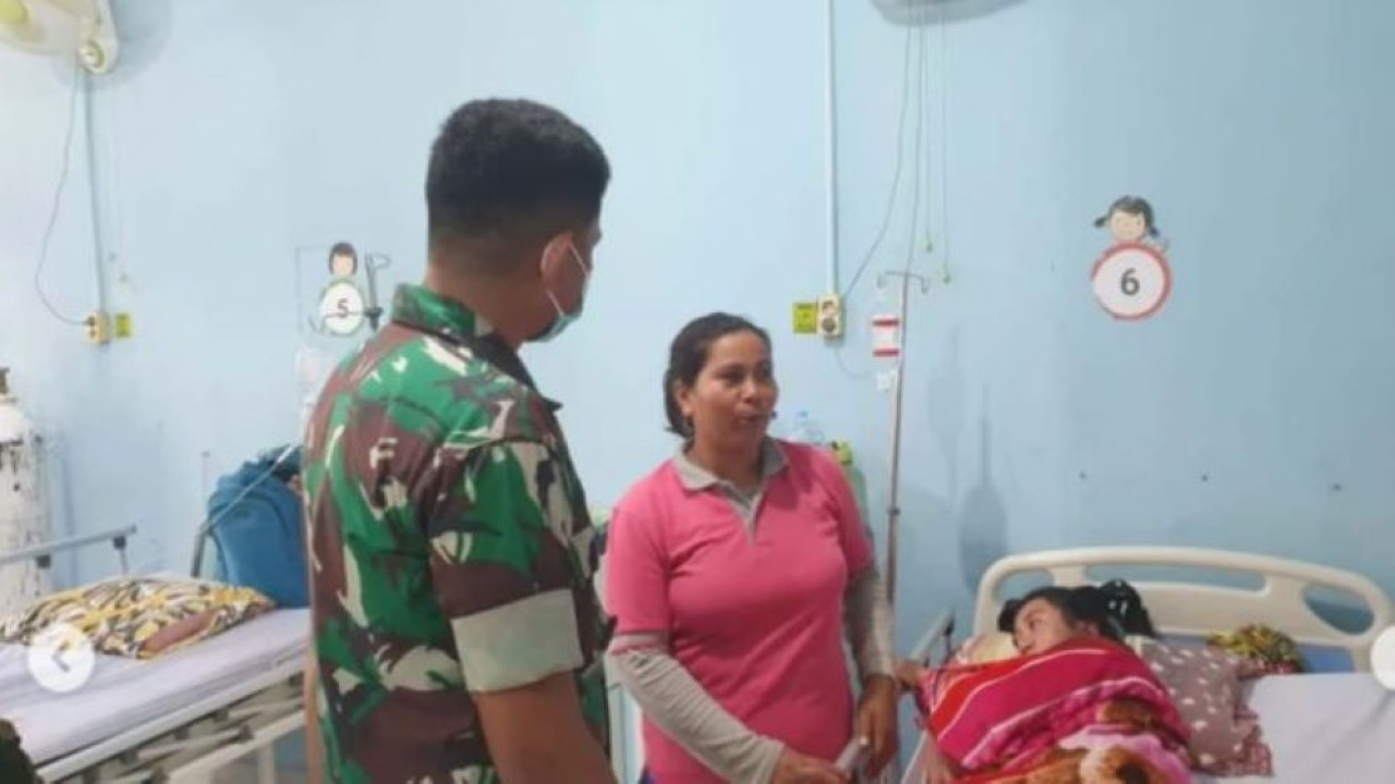 TNI Angkatan Udara mengerahkan helikopter Caracal Skadron Udara 8 untuk membawa tim medis dari Lanud Sultan Hasanuddin menuju Luwuk Banggai, Sabtu (20/9/2025). Langkah ini dilakukan untuk memperkuat penanganan pasien di RSUD Trikora Salakan. Sebelu (IG PUSPEN TNI)