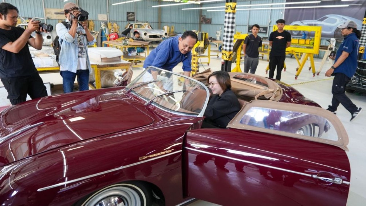 Wamen Ekraf Irene Umar mengunjungi Tuksedo Studio, di Gianyar, Bali, Sabtu, 27 September 2025. (Foto: Istimewa)