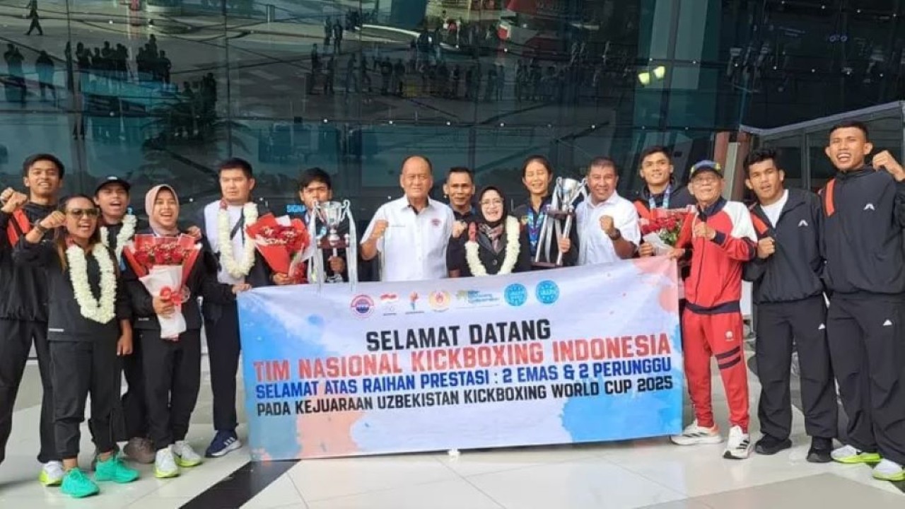 Ketua Umum PP KBI Ngatino saat menyambut kedatangan para atlet Kick Boxing Indonesia yang didampingi Manajer Tim Rossi Nurasjati di Bandara Soekarno-Hatta/ist