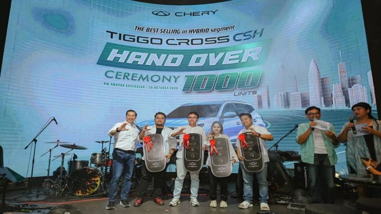 Penyerahan unit Chery Tiggo Cross CSH dilakukan secara simbolis kepada perwakilan konsumen di kawasan Senayan, Jakarta Pusat, pada Sabtu (25/10/2025). (Foto: Istimewa/Adiantoro/NTV)
