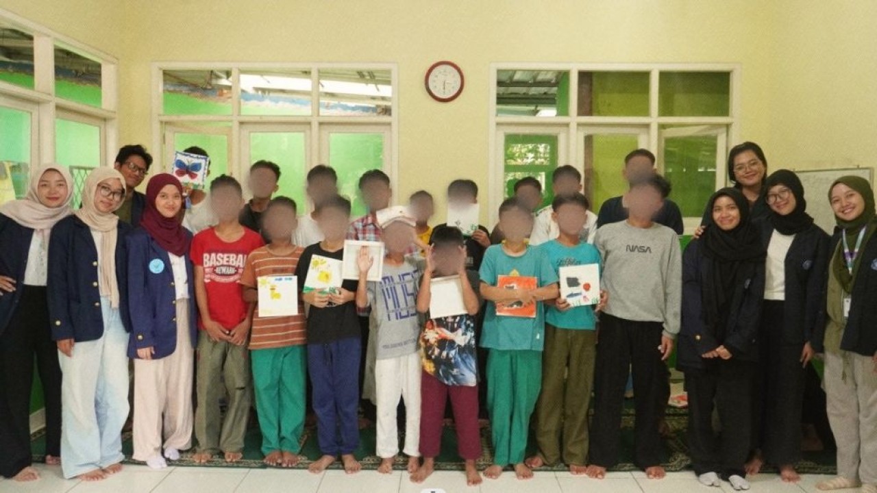 Tim Program Kreativitas Mahasiswa bidang Pengabdian kepada Masyarakat IPB University meluncurkan program Bright Canvas. (Foto: Istimewa)