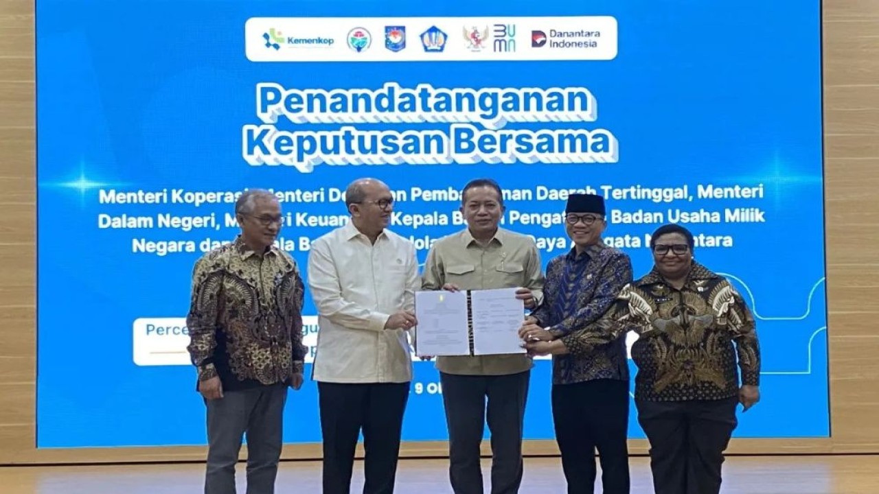 (Kiri ke kanan) Direktur Jenderal Perimbangan Keuangan Kementerian Keuangan Askolani, CEO Badan Pengelola Investasi (BPI) Danantara Rosan Roeslani, Menteri Koperasi Ferry Juliantono, Menteri Desa dan Pembangunan Daerah Tertinggal Yandri Susanto, dan Wakil Menteri Dalam Negeri Ribka Haluk berfoto bersama, usai penandatangan surat keputusan bersama (SKB) tentang percepatan pembangunan fisik dan operasional gerai dan pergudangan Koperasi Desa/Kelurahan Merah Putih, di Jakarta, Kamis (9/10/2025). (Foto: ANTARA/Shofi Ayudiana)