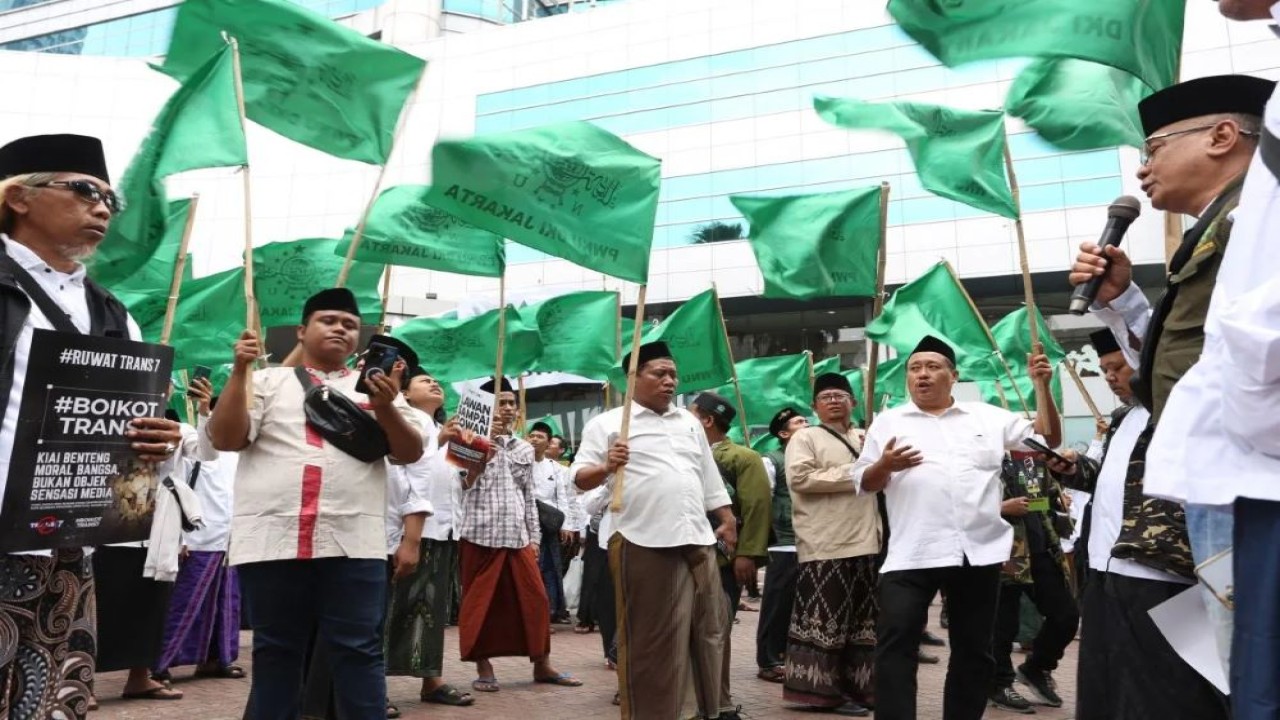 Sejumlah pengurus dan kader Partai Kebangkitan Bangsa hadir dalam aksi solidaritas bersama ribuan santri, alumni, serta kader Nahdlatul Ulama (NU) di halaman atau depan kantor Trans7, Jakarta, Rabu (15/10/2025). ANTARA/HO-PKB.