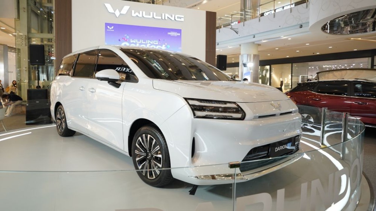 Wuling menampilkan lini produk lengkap mulai dari ICE, hybrid hingga kendaraan listrik di Mall Central Park. (Foto: Istimewa)