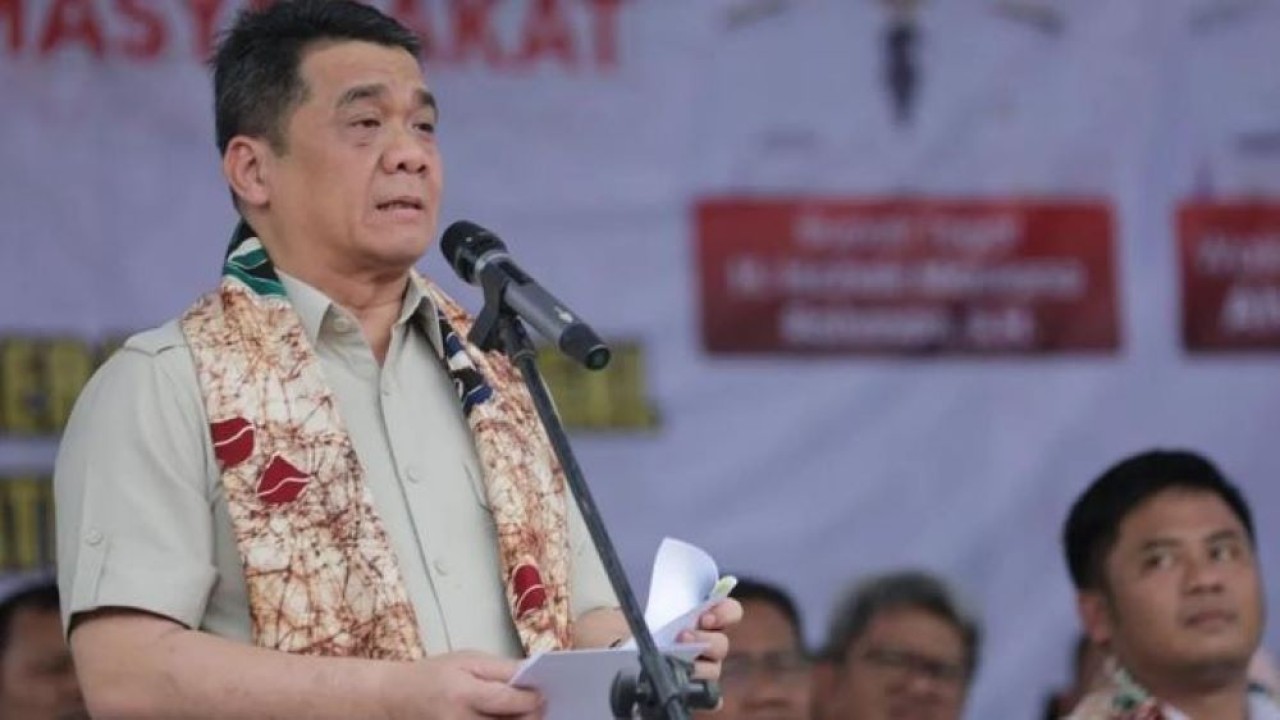 Wakil Menteri Desa dan Pembangunan Daerah (Wamendes PDT) Ahmad Riza Patria menghadiri Dialog Interaktif Diseminasi Informasi kepada Masyarakat dalam rangka kegiatan Bupati Tilik Desa di Desa Trayeman, Kecamatan Slawi, Kabupaten Tegal, Rabu 5 November 2025. ANTARA/HO-Humas Kemendes PDT