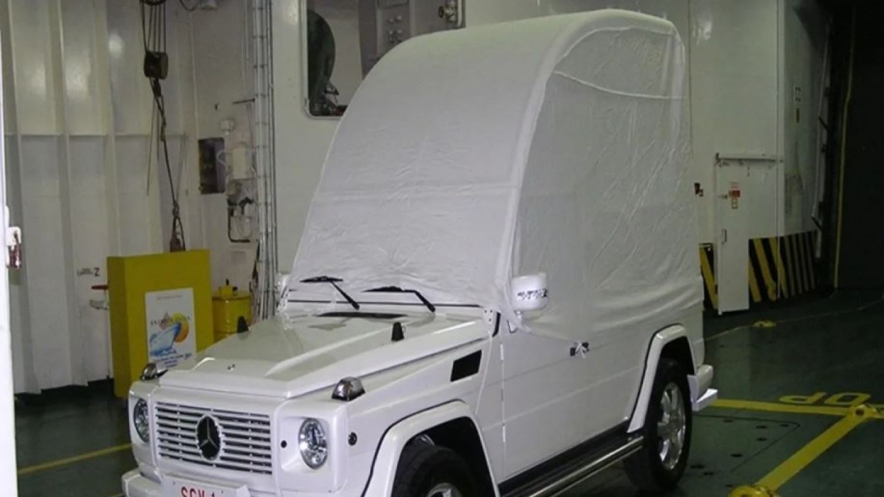 Mobil khusus atau popemobile milik mendiang Paus Fransiskus yang diubah menjadi mobil klinik keliling untuk merawat anak-anak Palestina yang terluka dalam perang genosida Israel. (ANTARA/Anadolu)