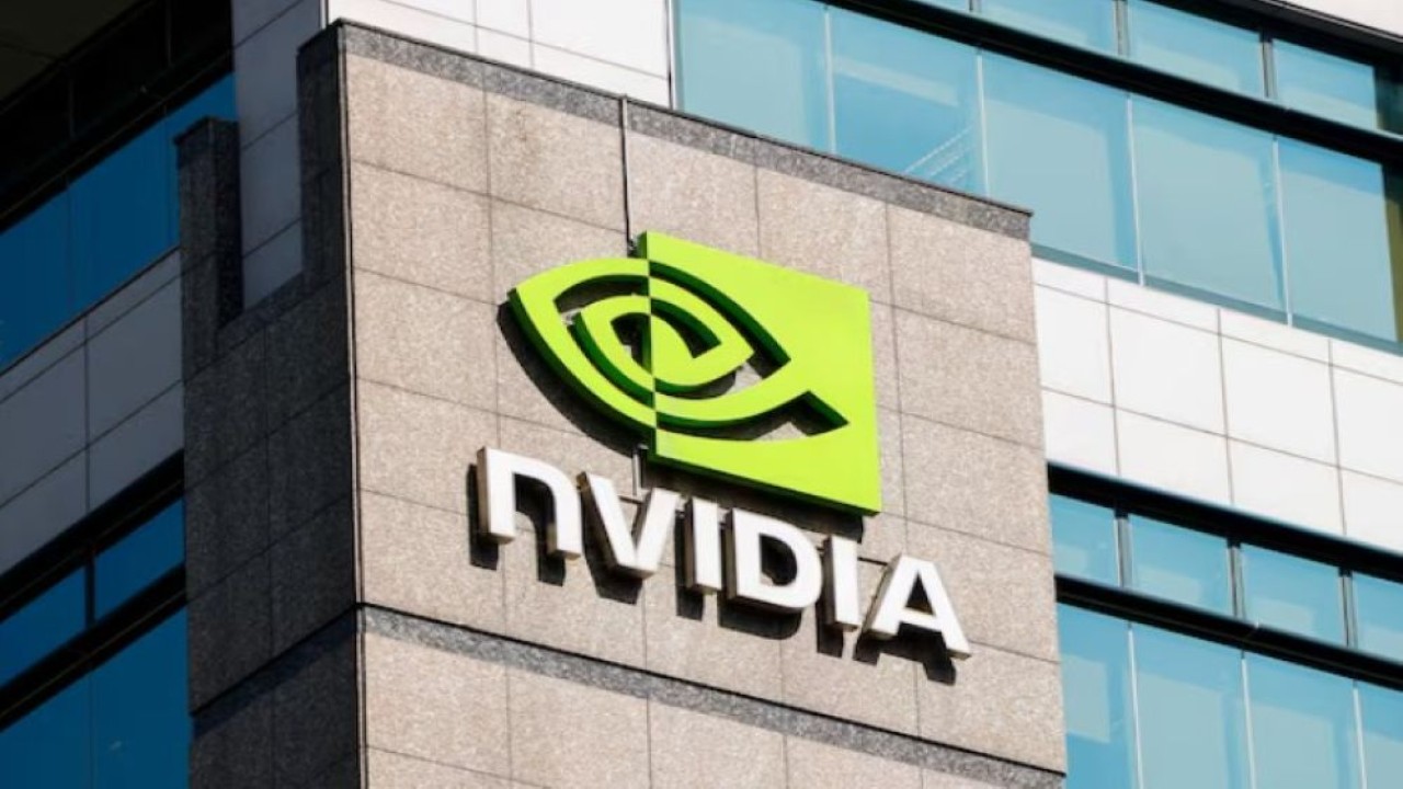 Logo NVIDIA di sebuah gedung di Taipei, Taiwan, 16 April 2025. (Foto: Dok/Ann Wang/Reuters)