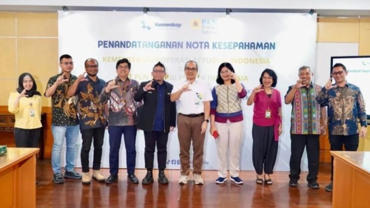 Para jajaran Kementerian Koperasi (Kemenkop) dan PLN-EPI berfoto bersama usai penandatanganan MoU terkait biomassa berbasis koperasi di Jakarta, Jumat, 21 November 2025. (ANTARA/HO-Kemenkop RI) (Antara)