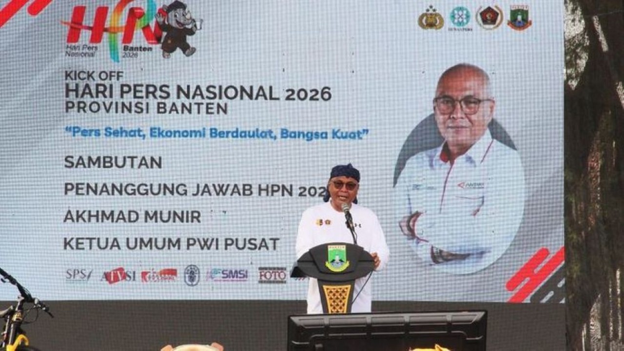 Ketua Umum PWI Pusat Akhmad Munir dan Kapolri Jenderal Polisi Listyo Sigit Prabowo mengajak seluruh hadirin untuk mengheningkan cipta mendoakan korban bencana banjir bandang dan tanah longsor di Sumatera. (DOK HPN)