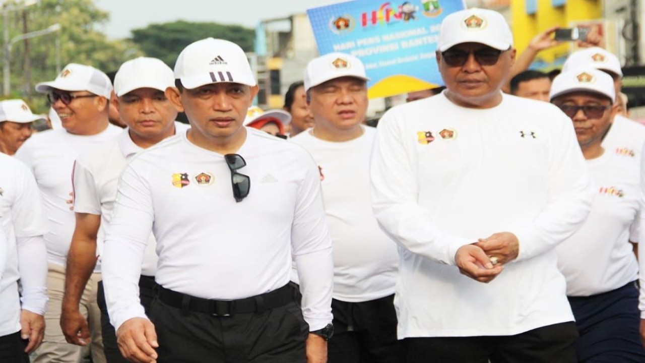 Ketua PWI Pusat Akhmad Munir bersama jajaran pengurus, Kapolri Jenderal Polisi Listyo Sigit Prabowo, dan Gubernur Banten Andra Soni melakukan jalan sehat bersama dengan masyarakat pers dan ribuan masyarakat Banten/ist