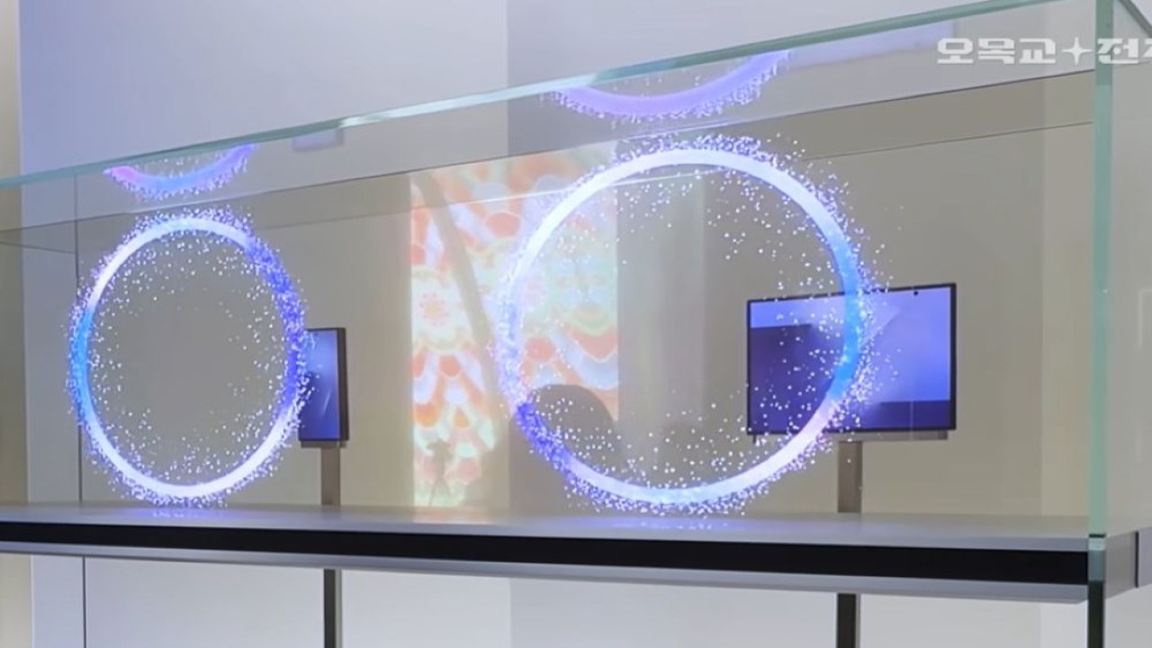 Penampakan lebih dekat ponsel lipat tiga Samsung. (Foto: Tangkapan layar YouTube)