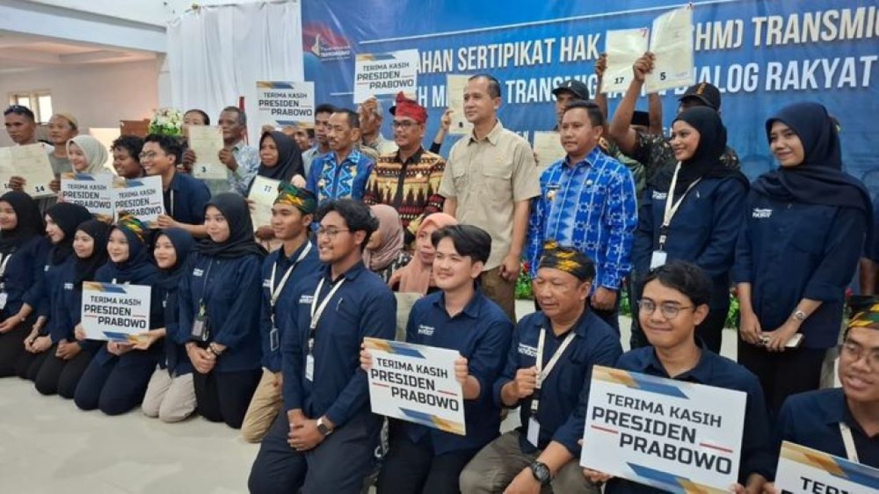 Menteri Transmigrasi, Iftitah Sulaiman menyerahkan SHM (Sertifikat Hak Milik) ke warga transmigrasi di Kabupaten Muna, Sulawesi Tenggara. (Zaki Islami / Ntv News)