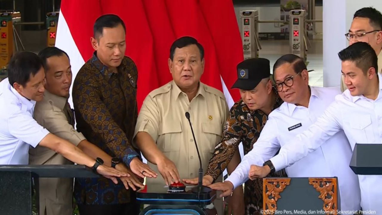 Presiden Prabowo Subianto didampingi para menteri dan Gubernur Jakarta Pramono Anung meresmikan Stasiun Tanah Abang hasil revitalisasi/ist