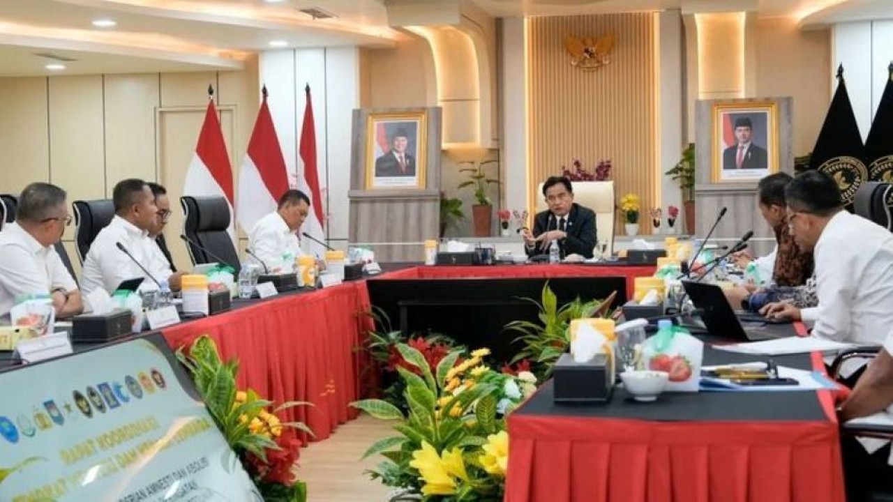 Menko Kumham Imipas Yusril Ihza Mahendra (tengah) memimpin Rapat Tingkat Menteri Pembahasan Rencana Pemberian Amnesti, Abolisi, dan Rehabilitasi, yang diselenggarakan di Jakarta, Kamis, 13 November 2025. (Foto: ANTARA/HO-Kemenko Kumham Imipas)