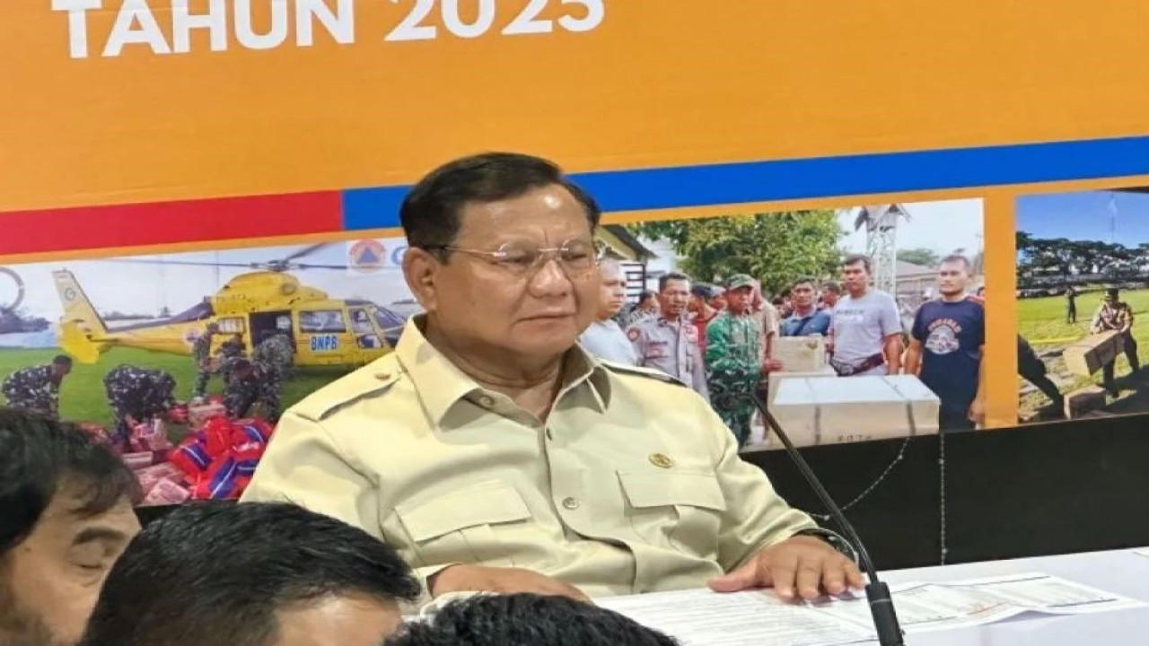 Presiden RI Prabowo Subianto saat memimpin rapat terbatas penanggulangan pascabencana banjir Sumatera di Pos Pendamping Nasional Penanganan Bencana Aceh, Pangkalan TNI AU Sultan Iskandar Muda, Aceh Besar, Minggu (7/12/2025). (ANTARA/HO-Sekretariat Presiden)