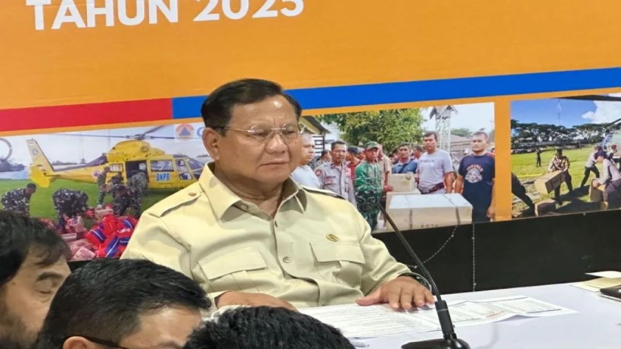 Presiden RI Prabowo Subianto saat memimpin rapat terbatas penanggulangan pascabencana banjir Sumatera di Pos Pendamping Nasional Penanganan Bencana Aceh, Pangkalan TNI AU Sultan Iskandar Muda, Aceh Besar, Minggu (7/12/2025). (ANTARA/HO-Sekretariat Presiden)