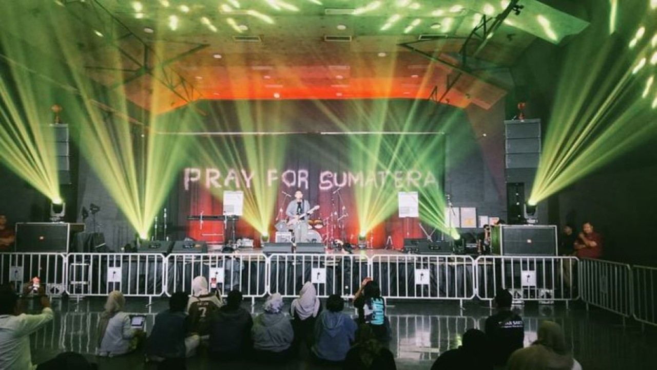 Dompet Dhuafa melalui ajang kreatif seni musik merangkul para insan musisi dan seniman menggelar konser amal bertema “Bersama Untuk Sumatra” di M Bloc Live House, M Bloc Space menggalang dana untuk membantu para korban bencana di Sumatra/ist