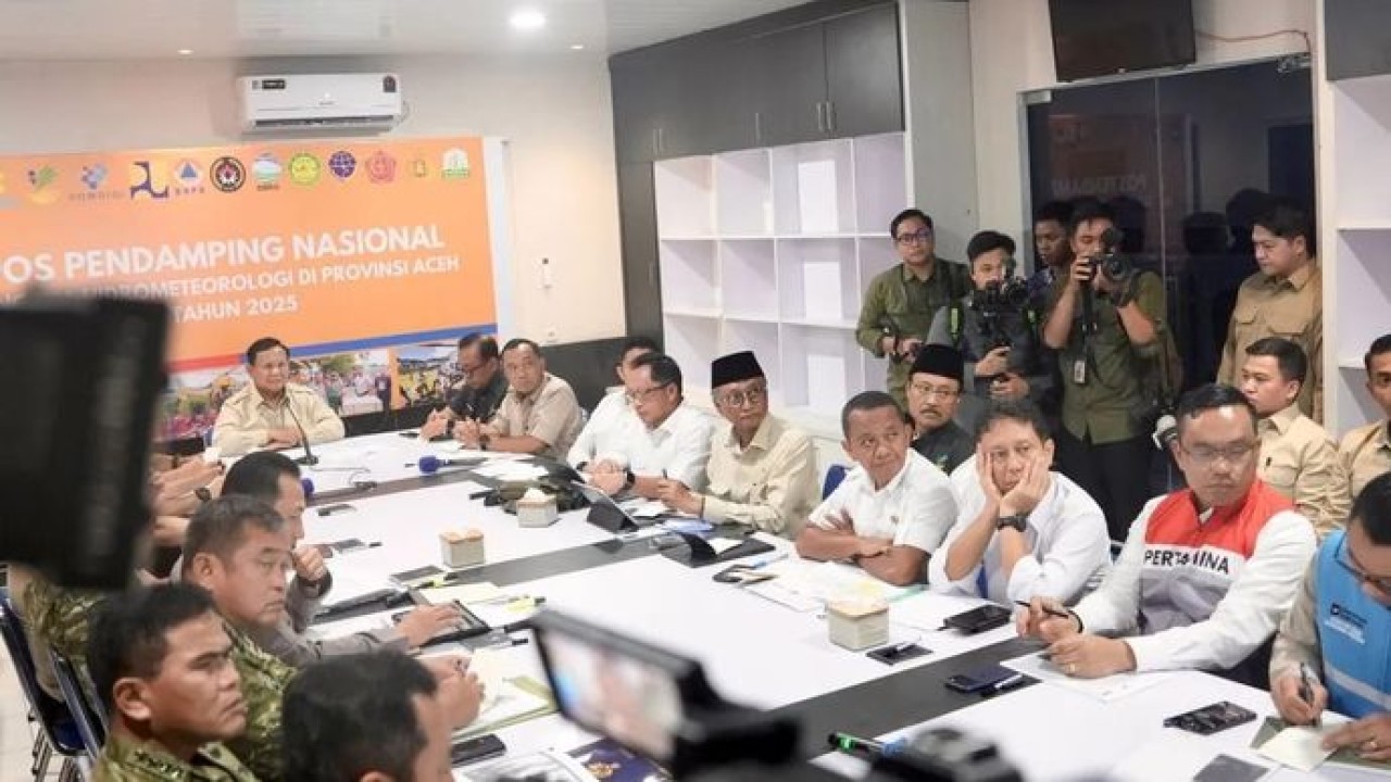 Presiden Prabowo Subianto memimpin rapat koordinasi penanganan dampak banjir bandang dan longsor di Aceh, Sumatera Utara, dan Sumatera Barat di Posko Terpadu Lanud Sultan Iskandar Muda, Kabupaten Aceh Besar, Aceh, Minggu 7 Desembeer 2025. ANTARA/HO-Tim Media Presiden Prabowo Subianto. (Antara)