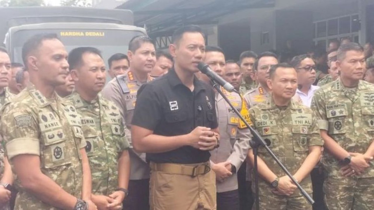 Menteri Koordinator Bidang Infrastruktur dan Pembangunan Kewilayahan Agus Harimurti Yudhoyono di lapangan Tembak Djamsuri di markas Parako I Pasgat, Kompleks Halim Perdanakusuma, Jakarta Timur, Minggu 14 Desember 2025. (Foto: ANTARA/Walda Marison)