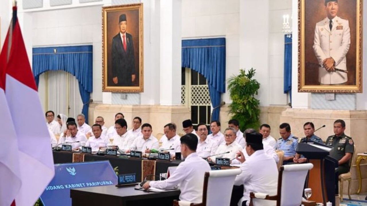 Presiden Prabowo Subianto memimpin langsung Sidang Kabinet Paripuna di Istana Negara. (Foto: Setpres)