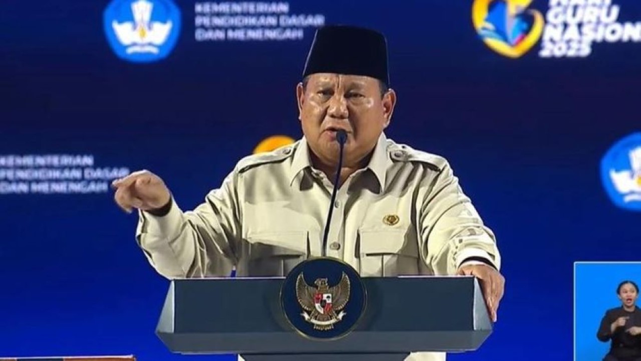 Tangkapan layar - Presiden RI Prabowo Subianto berpidato dalam agenda puncak peringatan Hari Guru Nasional 2025 di kompleks Gelora Bung Karno (GBK), Senayan, Jakarta, Jumat 28 November 2025. ANTARA/Andi Firdaus. (Antara)