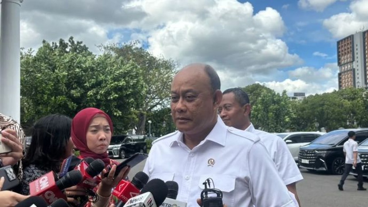 Kepala Badan Gizi Nasional (BGN) Dadan Hindayana memberikan keterangan pers di Istana Kepresidenan Jakarta, Selasa, 16 Desember 2025. ANTARA/Mentari Dwi Gayati (Antara)