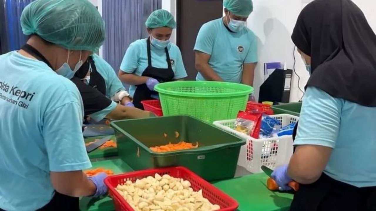 Relawan Dapur SPPG Nongsa 3 Batu Besar Polda Kepri tengah memeprsiapkan menu Makan Bergizi Gratis (MBG), Selasa, 4 November 2025. (Foto: ANTARA/Laily Rahmawaty)