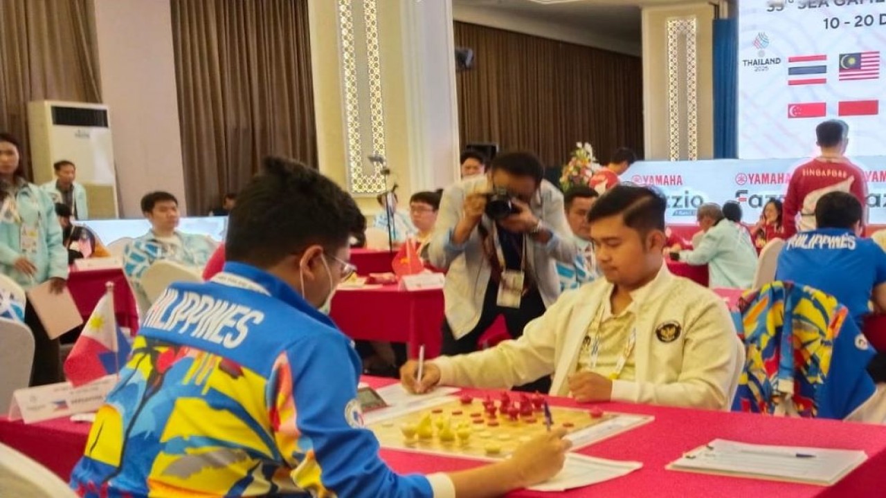 Novendra Priasmoro vs Paulo Bersamina (Filipina) pada babak ke-5 Nomor Tim Campuran Catur Standar Makruk SEA Games 2025/Foto: Kristianus Liem