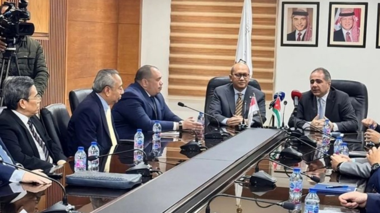 Badan Pengelola Investasi Daya Anagata Nusantara (Danantara Indonesia) melalui Danantara Investment Management (DIM) melakukan penandatanganan Nota Kesepahaman (MoU) dengan Jordan Investment Fund (JIF) di Kota Amman, Yordania, Kamis, 11 Desember 2025. (Danantara) (Antara)