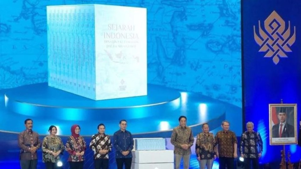 Menteri Kebudayaan Fadli Zon (lima kiri) dalam peluncuran buku "Sejarah Indonesia: Dinamika Kebangsaan dalam Arus Global" di Jakarta, Minggu 14 Desember 2025. (Foto: ANTARA/Adimas Raditya/pri)